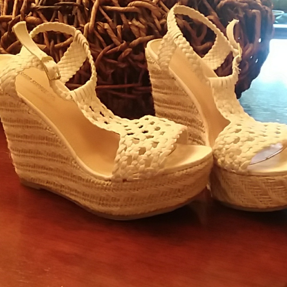 Wedge lace heals